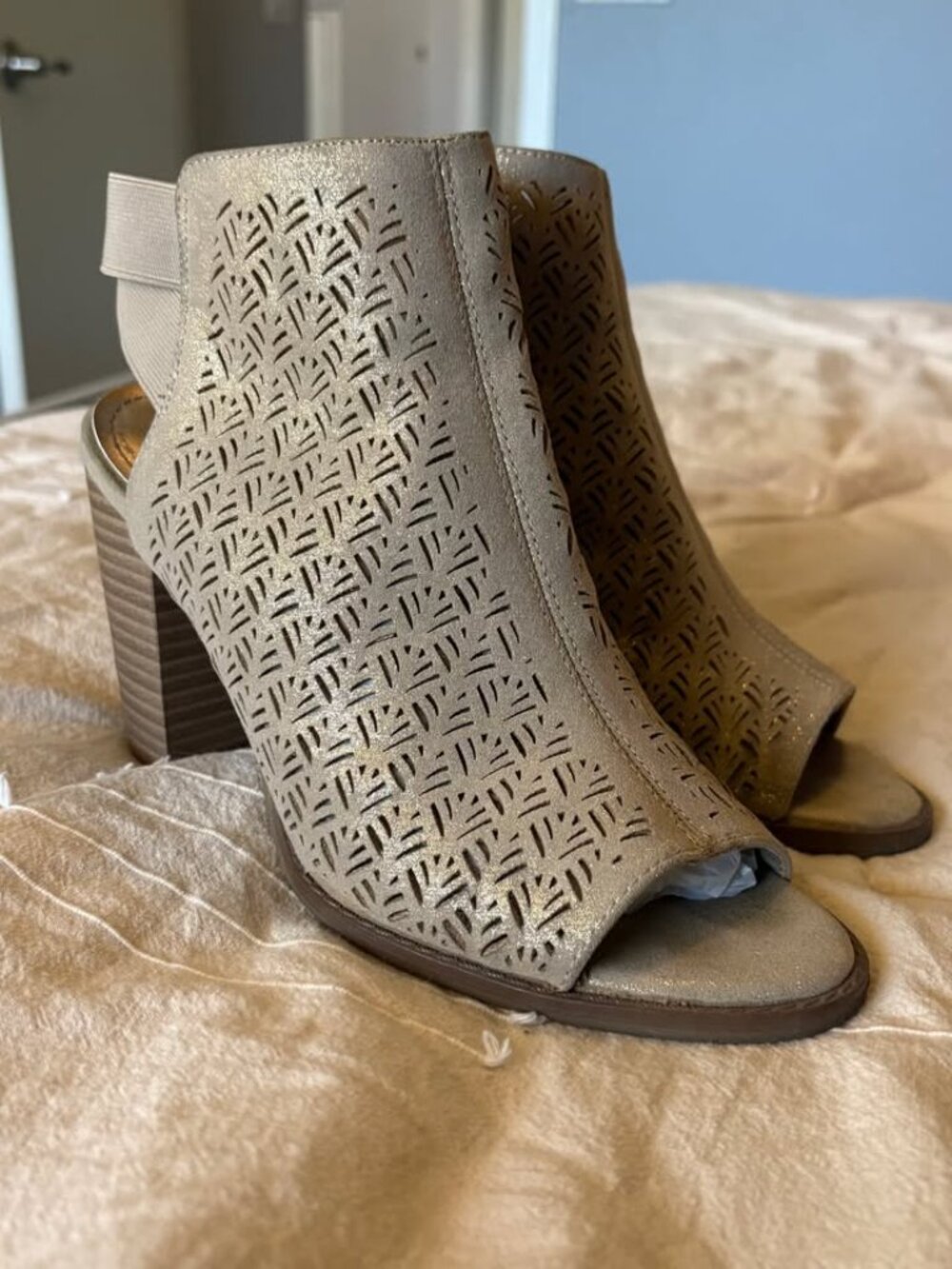 REACTION Kenneth Cole Chunky Heels in Shiny Beige Size 7